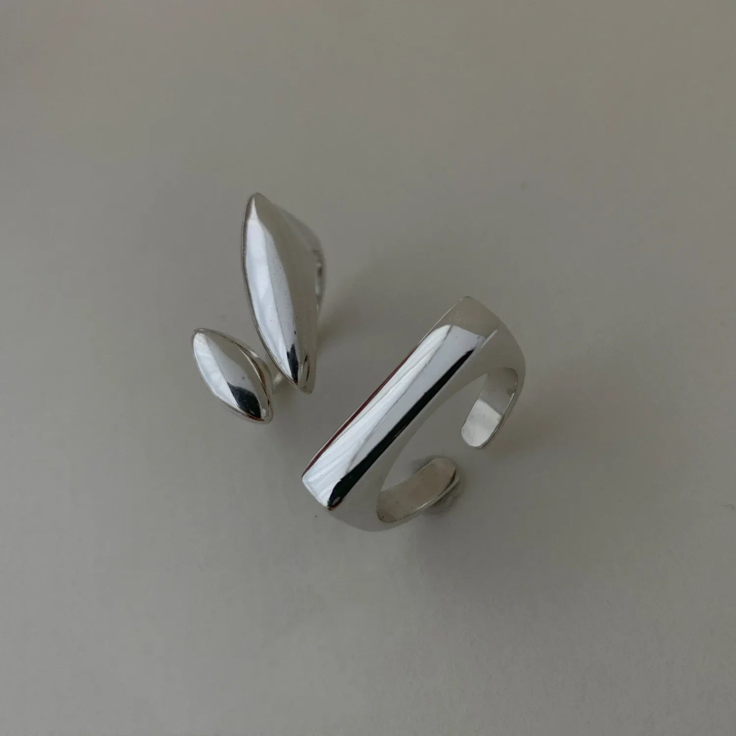 Moderne Silberringe: Minimalistische, längliche, geometrische und ovale Stile