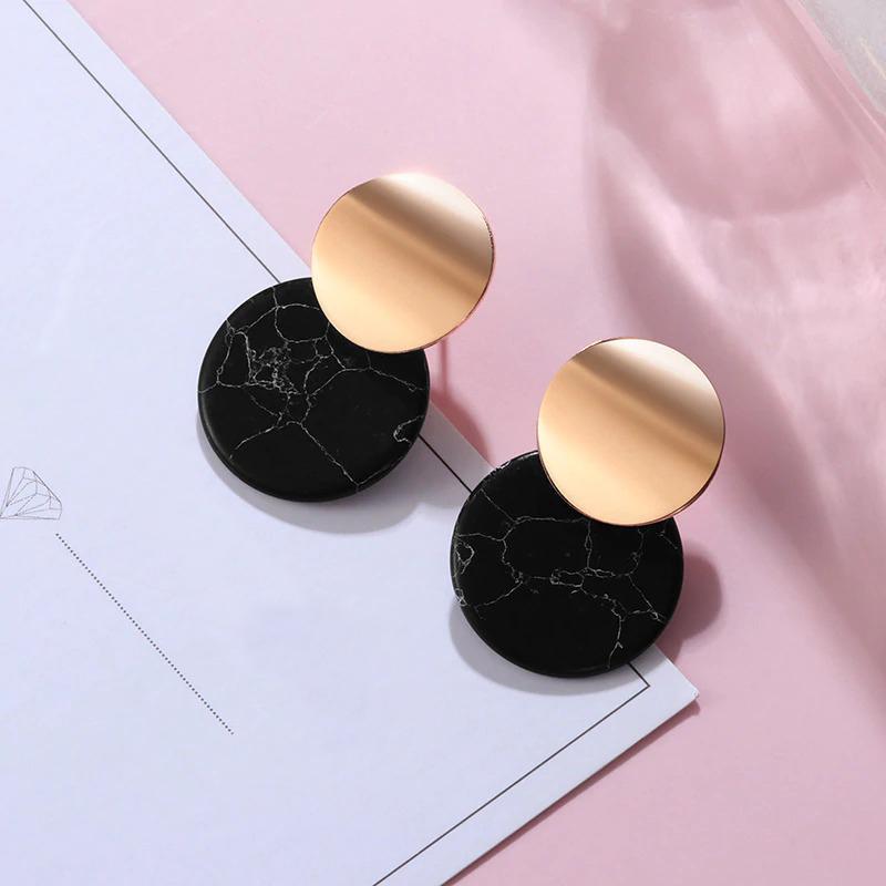 Geometrische Ohrringe in Schwarz und Gold