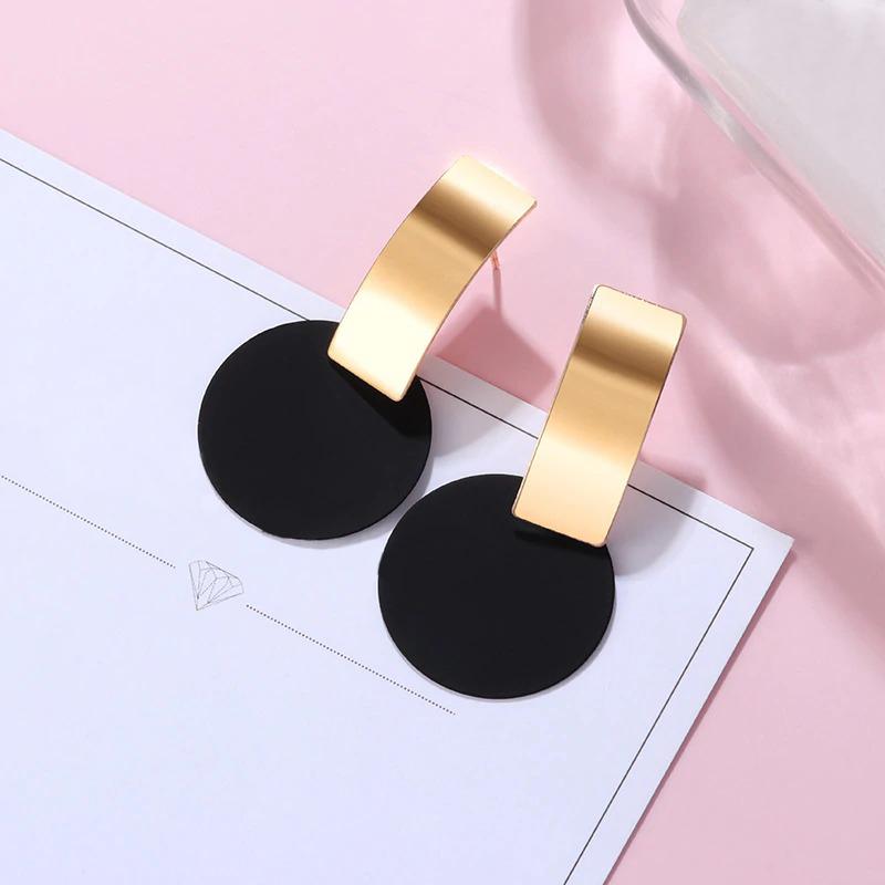 Geometrische Ohrringe in Schwarz und Gold