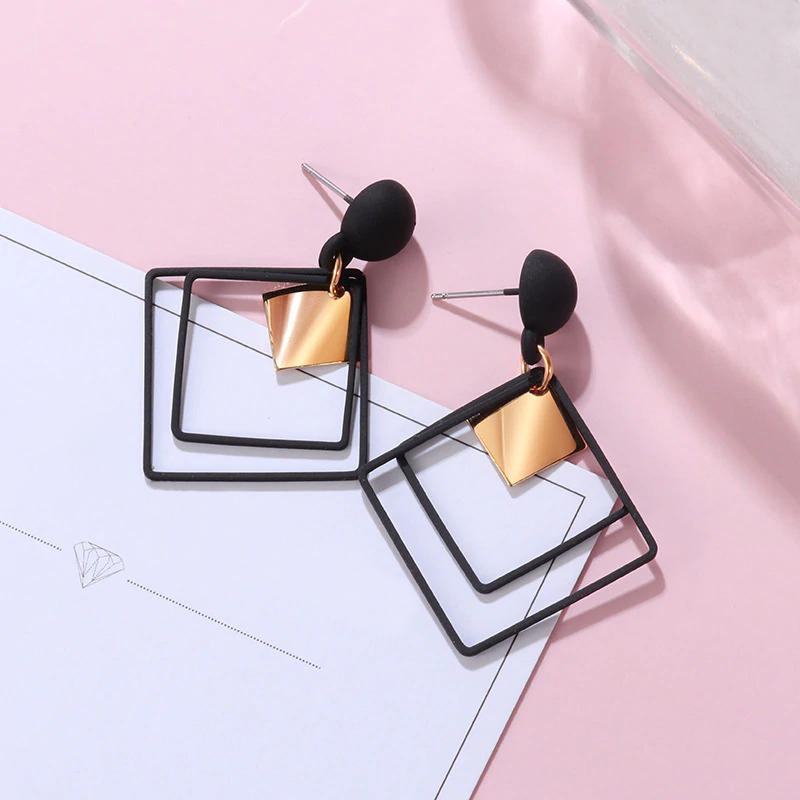 Geometrische Ohrringe in Schwarz und Gold