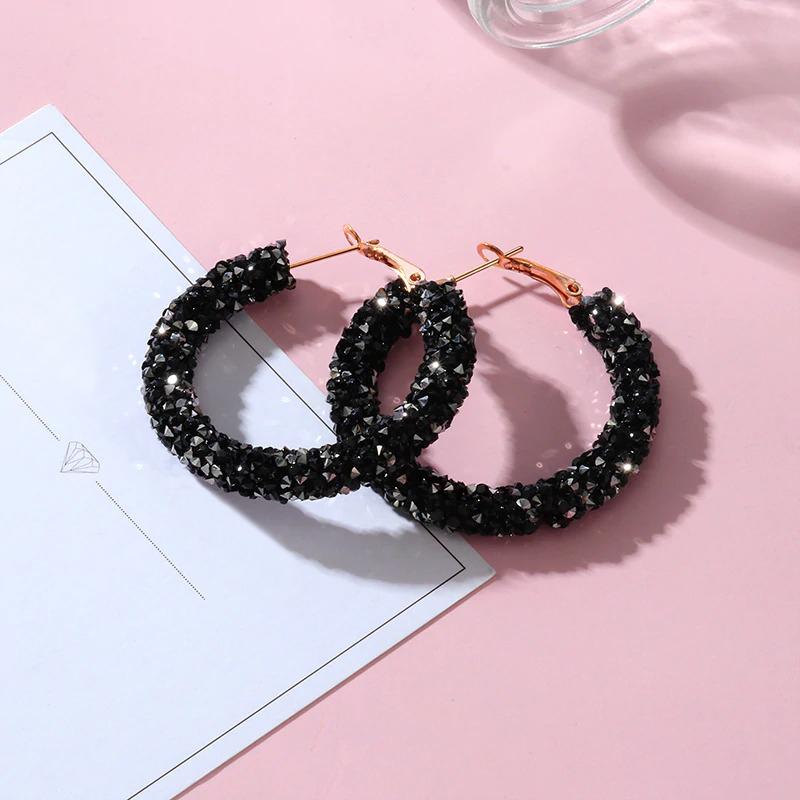 Geometrische Ohrringe in Schwarz und Gold