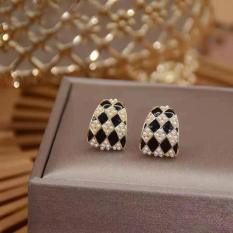 Schwarz-weiß karierte Ohrstecker mit Perlenverzierung