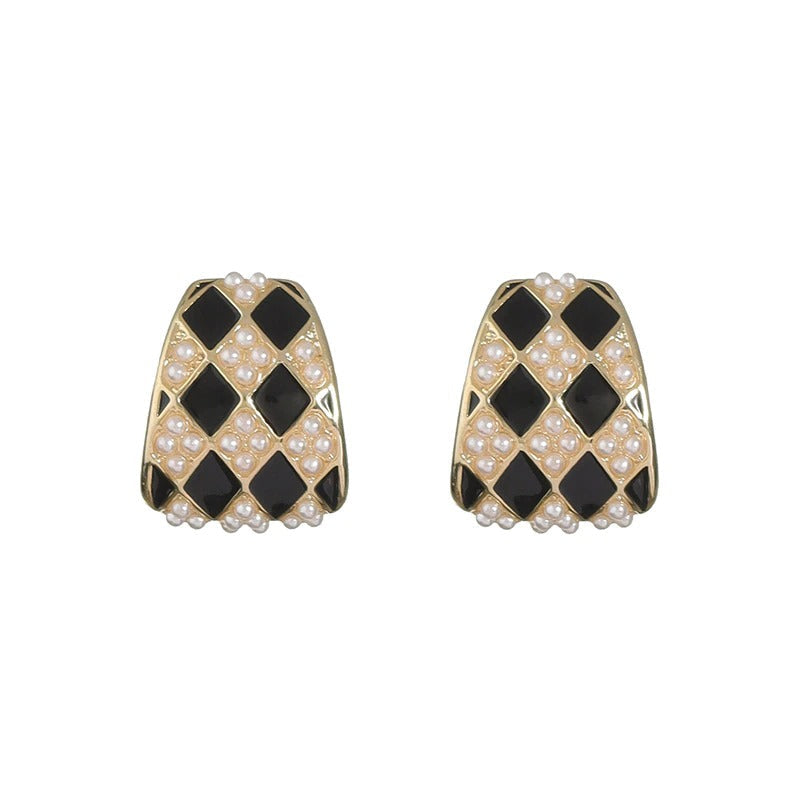 Schwarz-weiß karierte Ohrstecker mit Perlenverzierung