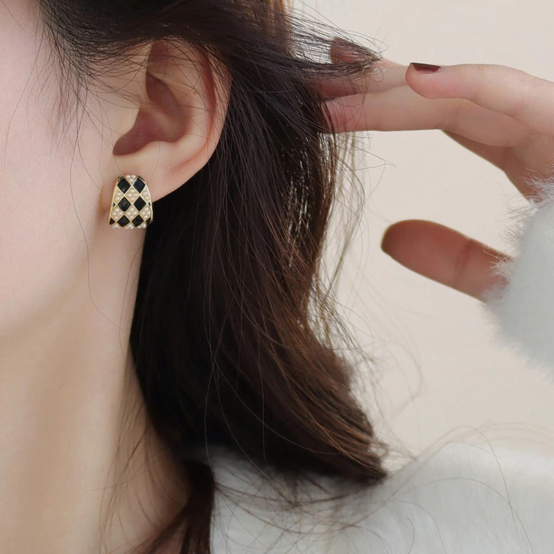 Schwarz-weiß karierte Ohrstecker mit Perlenverzierung