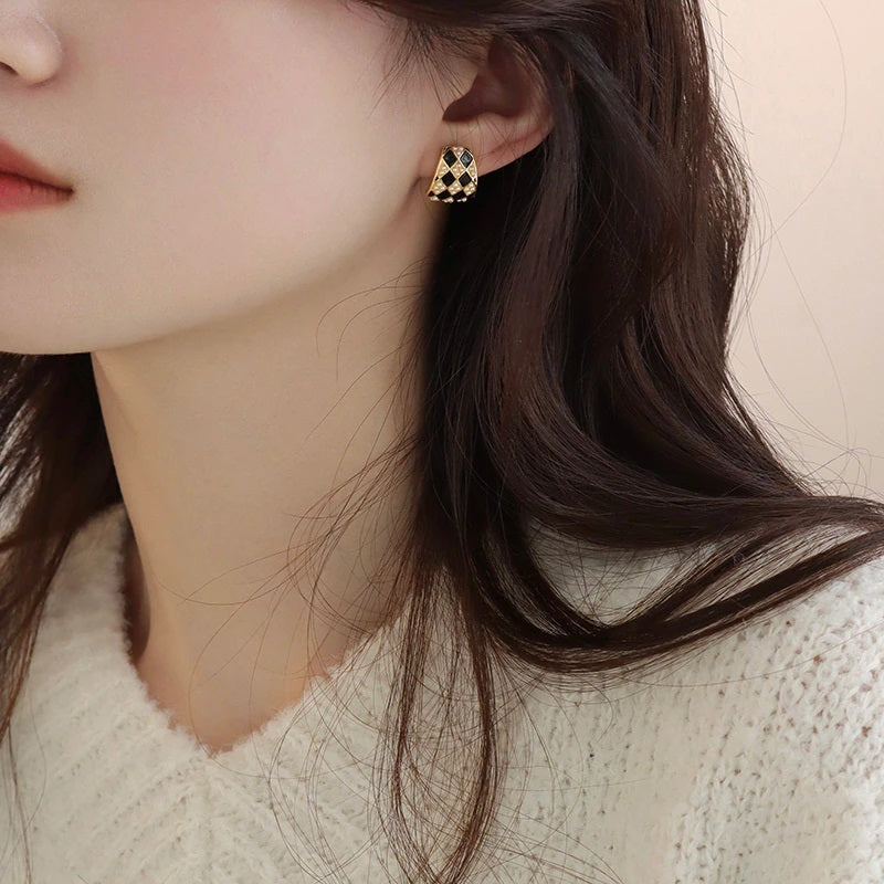 Schwarz-weiß karierte Ohrstecker mit Perlenverzierung