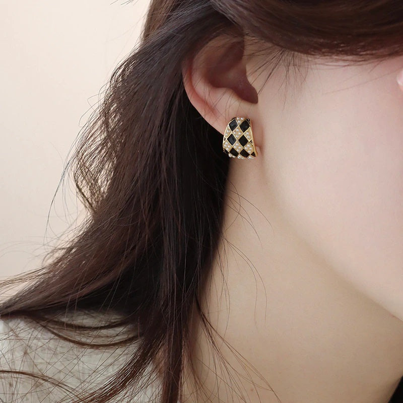 Schwarz-weiß karierte Ohrstecker mit Perlenverzierung