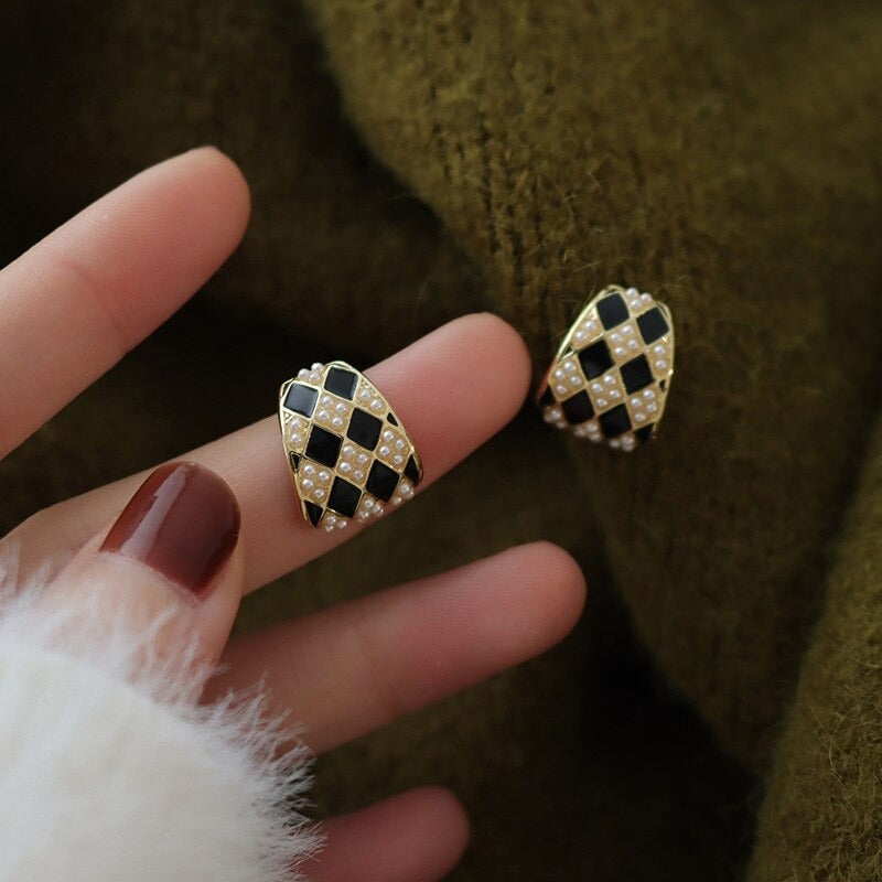 Schwarz-weiß karierte Ohrstecker mit Perlenverzierung