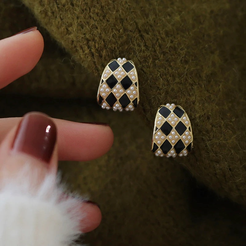 Schwarz-weiß karierte Ohrstecker mit Perlenverzierung