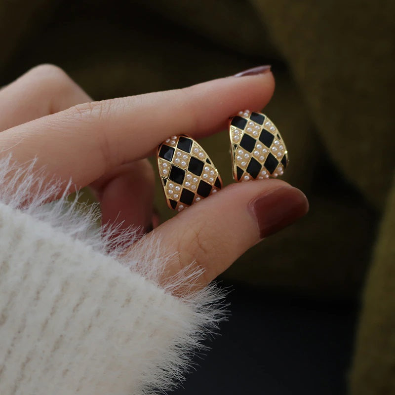 Schwarz-weiß karierte Ohrstecker mit Perlenverzierung