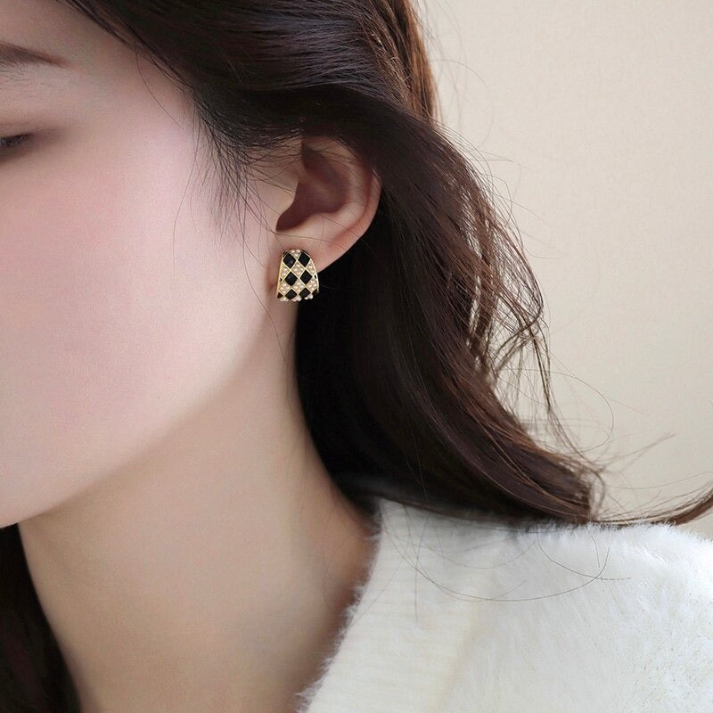 Schwarz-weiß karierte Ohrstecker mit Perlenverzierung