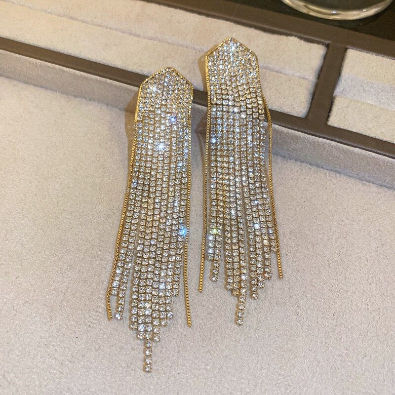Strahlende, mit Strasssteinen verzierte lange Quasten-Ohrhänger