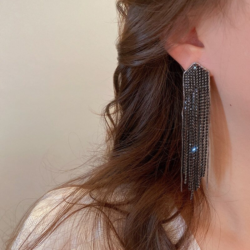 Strahlende, mit Strasssteinen verzierte lange Quasten-Ohrhänger