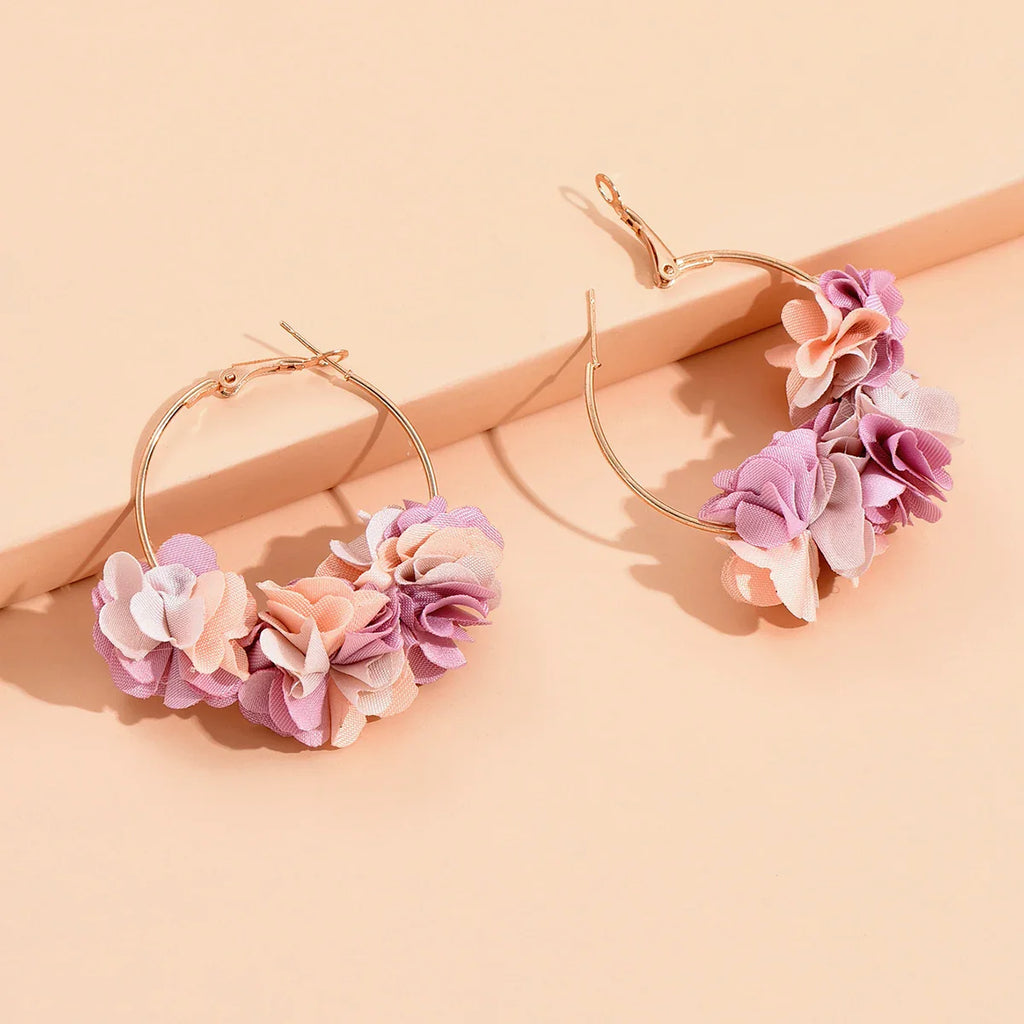 Creolen mit pastellfarbenen Blumenmotiven – Leichter Frühlingsschmuck