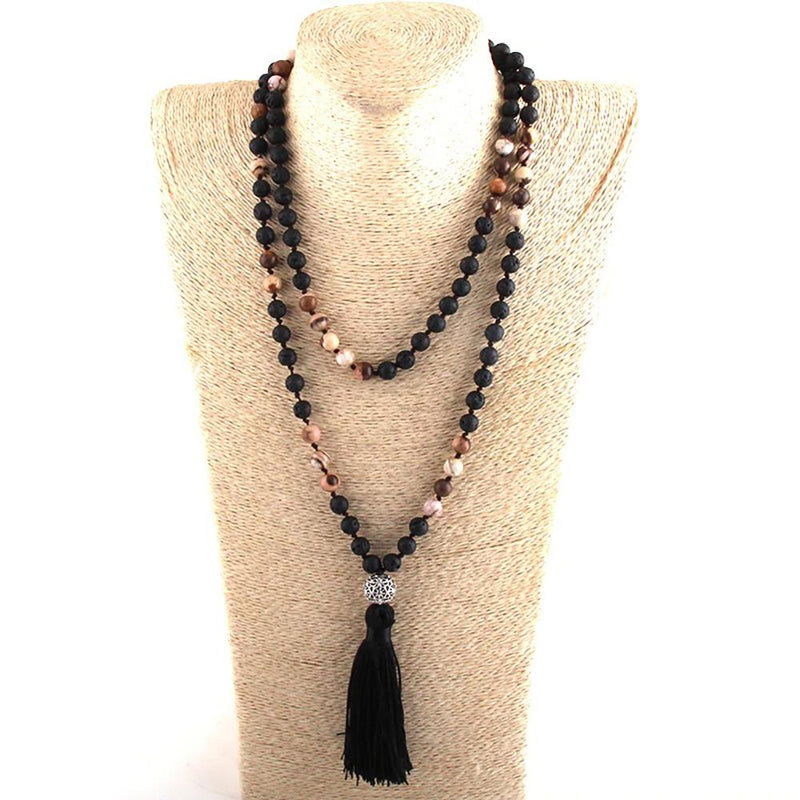 Schmuck im Bohemian-Stil mit Quastenkette aus Perlen und Steinen