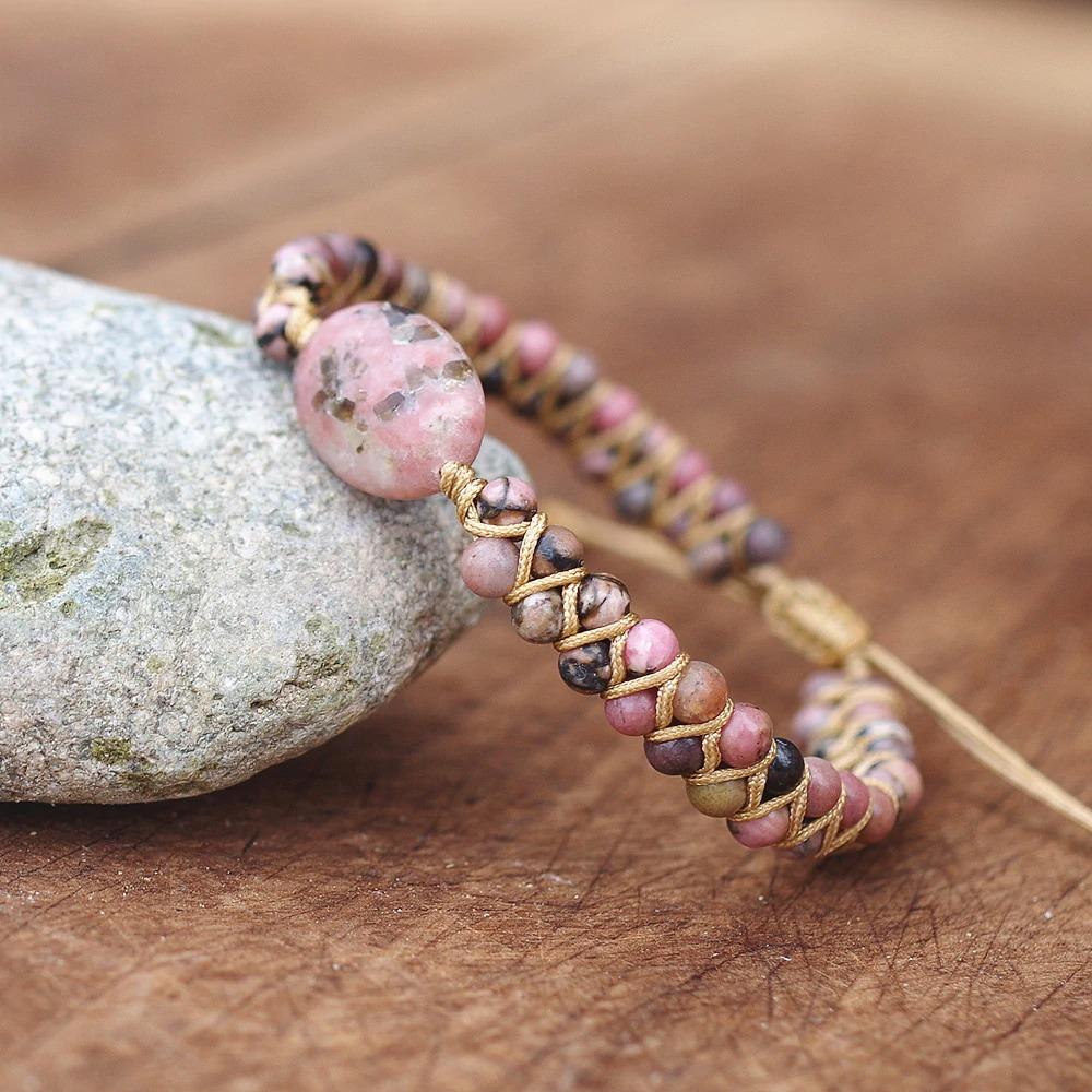 Böhmisches inspiriertes Charm-Armband mit rosa Steinen