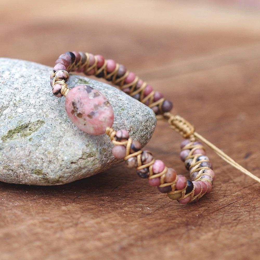 Böhmisches inspiriertes Charm-Armband mit rosa Steinen