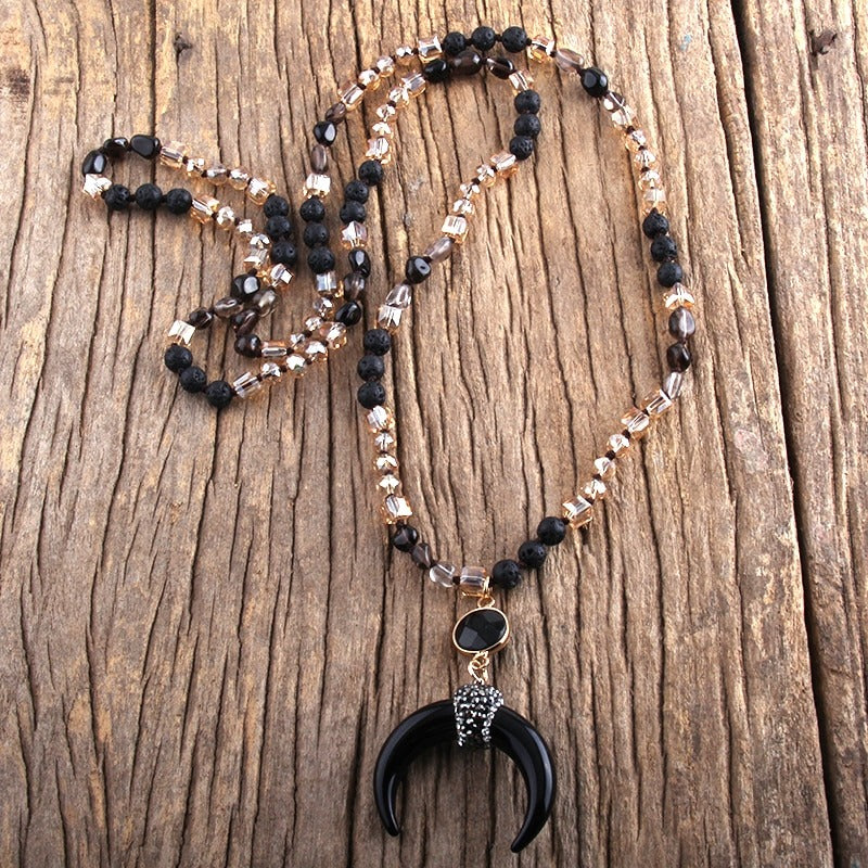 Boho-inspirierte Tribal-Halskette mit Ochsenhornperlen