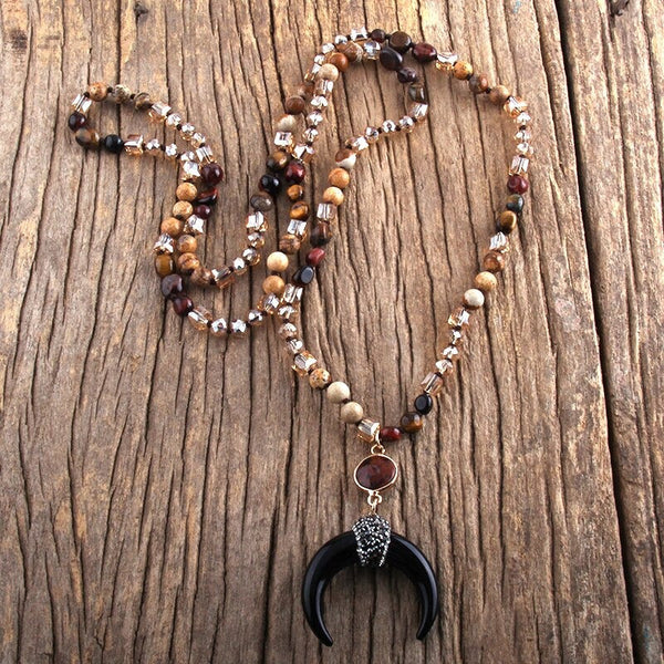 Boho-inspirierte Tribal-Halskette mit Ochsenhornperlen