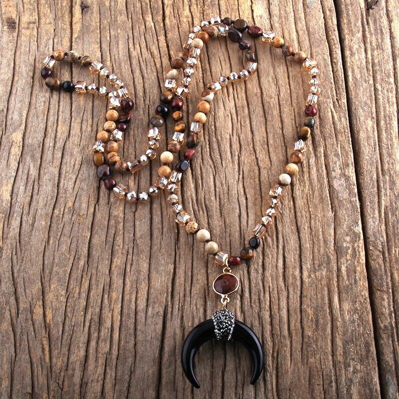 Boho-inspirierte Tribal-Halskette mit Ochsenhornperlen