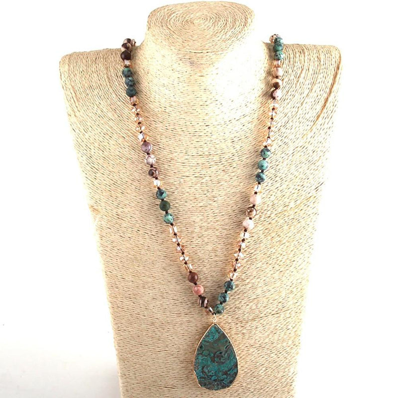 Lange Statement-Halskette im Bohemian-Stil mit Perlen und tropfenförmigem Anhänger aus Halbedelsteinen