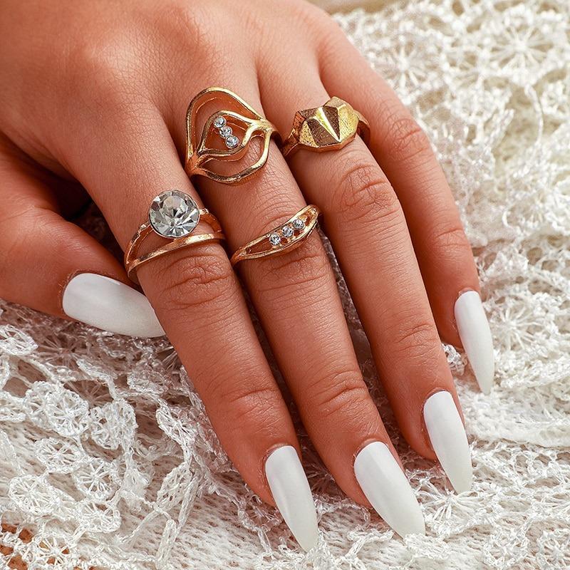 Set mit mehreren geometrischen Ringen im Bohemian-Stil