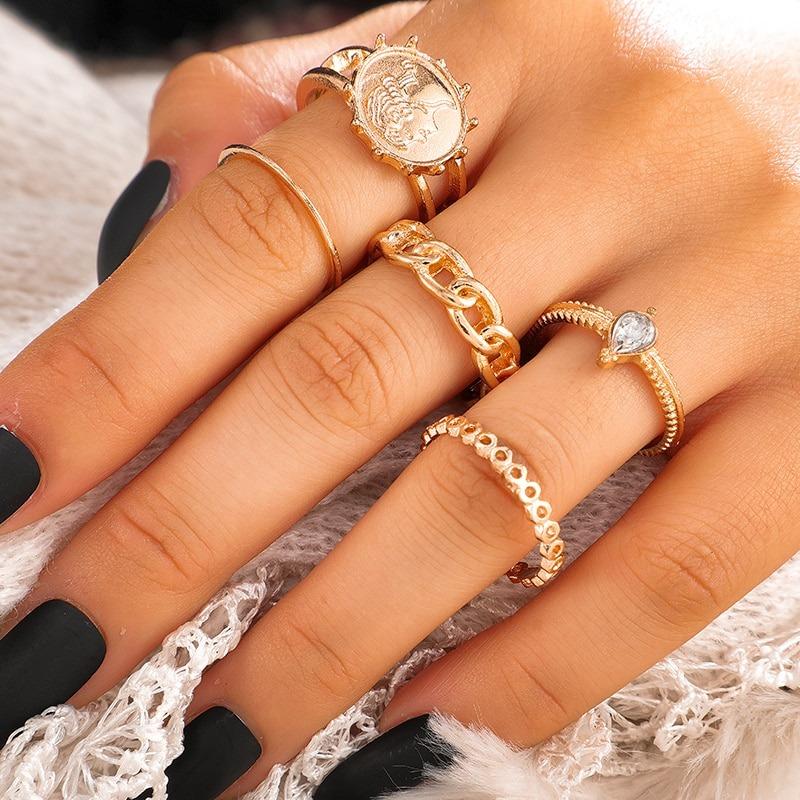 Set mit mehreren geometrischen Ringen im Bohemian-Stil