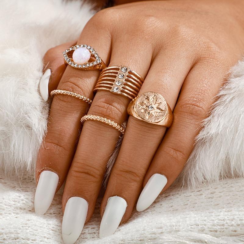Set mit mehreren geometrischen Ringen im Bohemian-Stil
