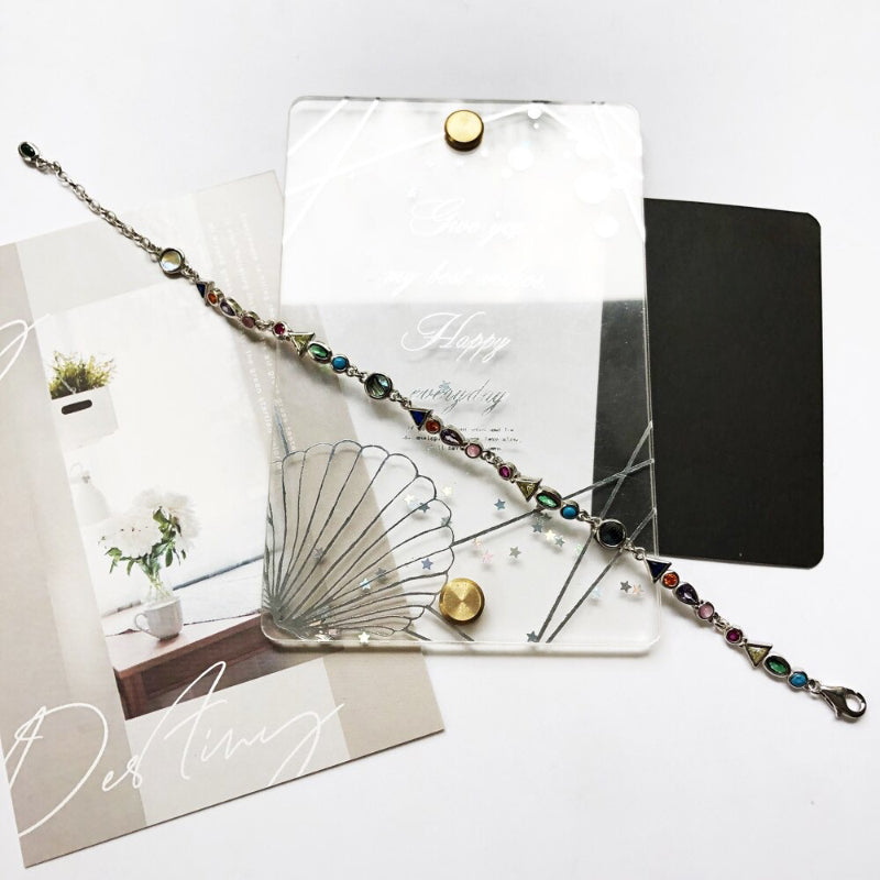 Bunte Armbänder in geometrischer Strassform im Boho-Stil