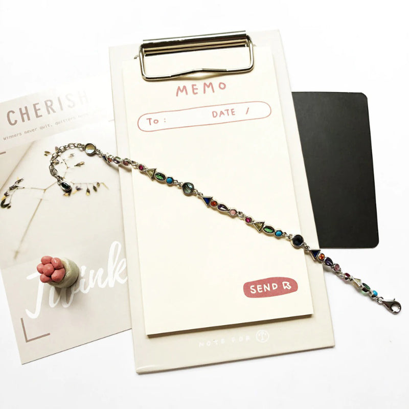 Bunte Armbänder in geometrischer Strassform im Boho-Stil