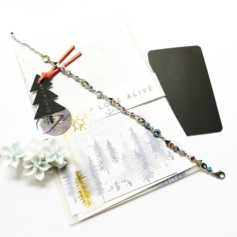 Bunte Armbänder in geometrischer Strassform im Boho-Stil