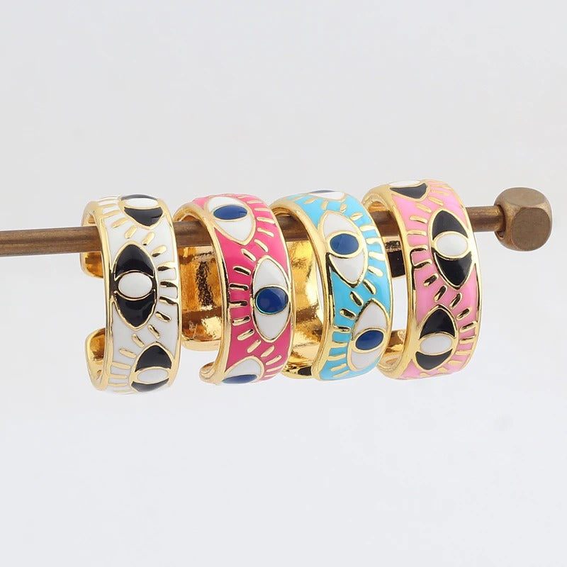 Leuchtend bunte Emaille-Ringe mit eingraviertem „Lucky Eyes“-Motiv
