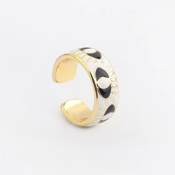 Leuchtend bunte Emaille-Ringe mit eingraviertem „Lucky Eyes“-Motiv