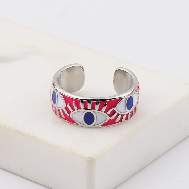 Leuchtend bunte Emaille-Ringe mit eingraviertem „Lucky Eyes“-Motiv