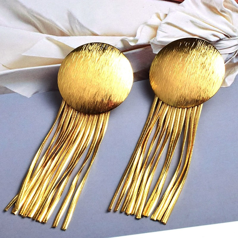 Ohrringe mit langer Quaste und Kette aus hellgoldfarbenem Metall