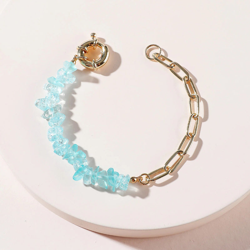 Bunte, modische Armbänder aus Natursteinen und Ketten