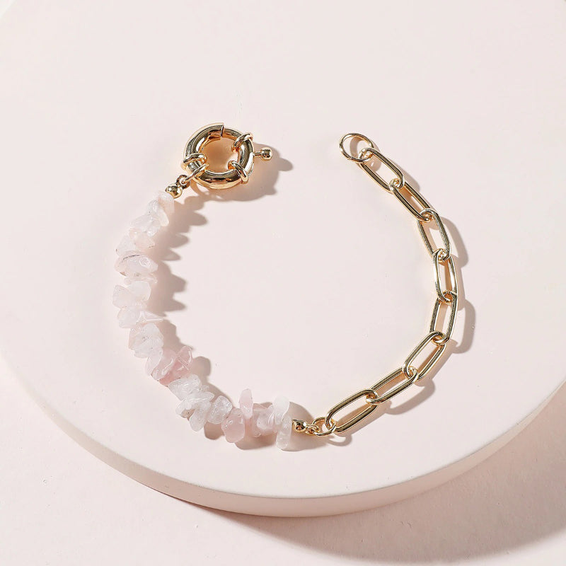 Bunte, modische Armbänder aus Natursteinen und Ketten