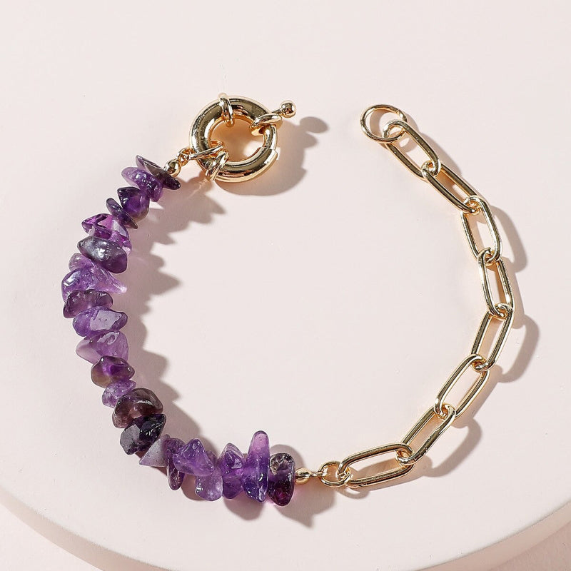 Bunte, modische Armbänder aus Natursteinen und Ketten