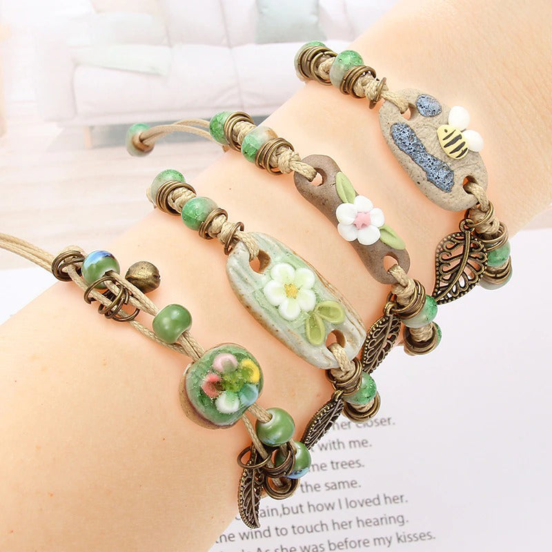 Bunte handgefertigte Perlenarmbänder mit Blumenblatt-Charm