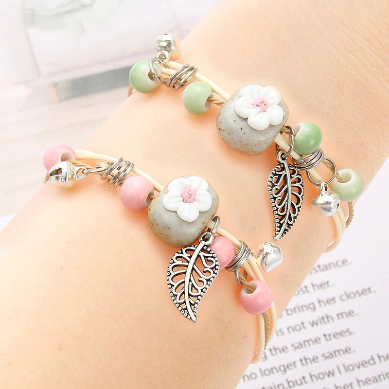 Bunte handgefertigte Perlenarmbänder mit Blumenblatt-Charm