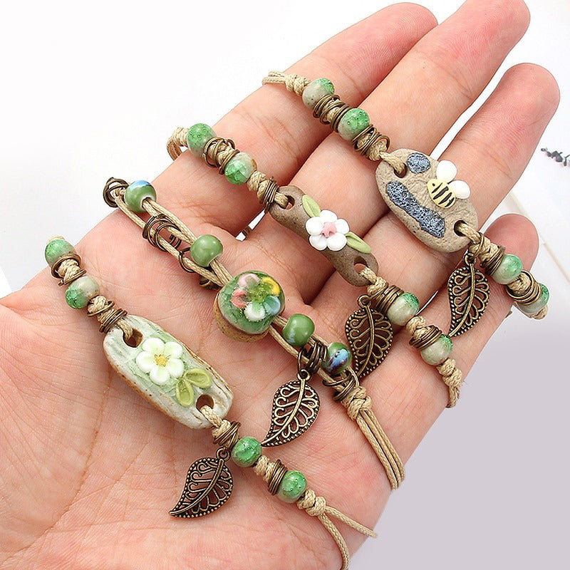 Bunte handgefertigte Perlenarmbänder mit Blumenblatt-Charm