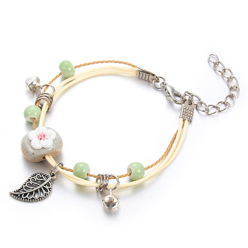 Bunte handgefertigte Perlenarmbänder mit Blumenblatt-Charm