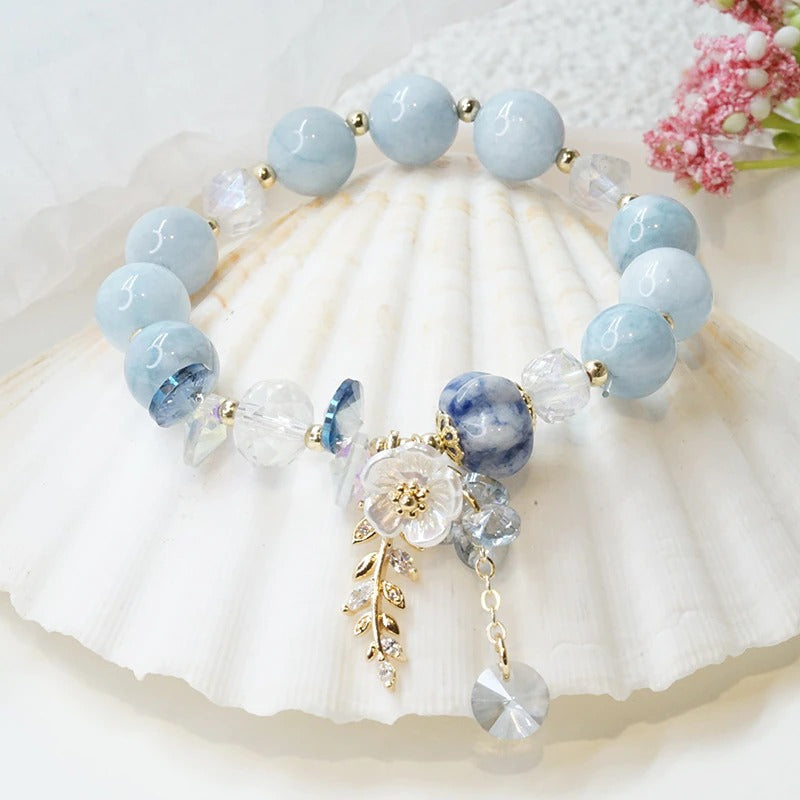 Armbänder mit Perlen und Blumenblättern aus Naturstein in leuchtenden Farben