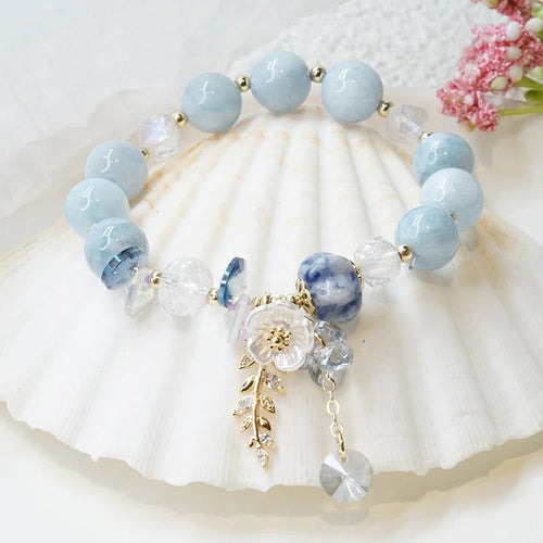 Armbänder mit Perlen und Blumenblättern aus Naturstein in leuchtenden Farben