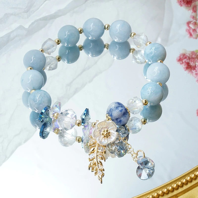 Armbänder mit Perlen und Blumenblättern aus Naturstein in leuchtenden Farben