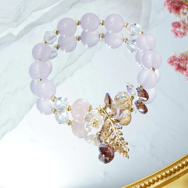 Armbänder mit Perlen und Blumenblättern aus Naturstein in leuchtenden Farben