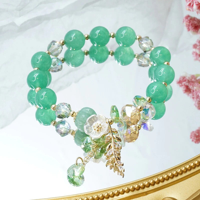 Armbänder mit Perlen und Blumenblättern aus Naturstein in leuchtenden Farben