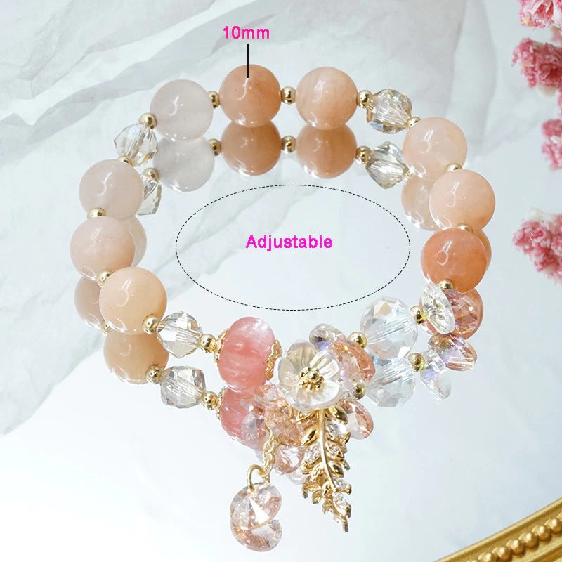 Armbänder mit Perlen und Blumenblättern aus Naturstein in leuchtenden Farben