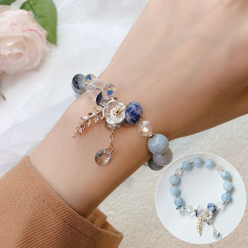 Armbänder mit Perlen und Blumenblättern aus Naturstein in leuchtenden Farben