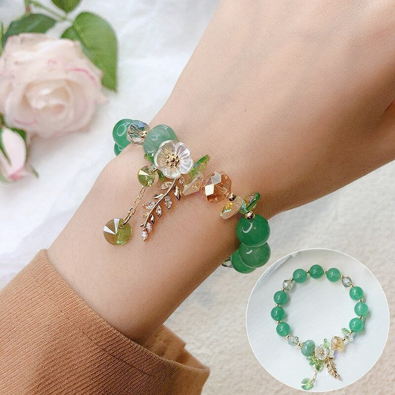 Armbänder mit Perlen und Blumenblättern aus Naturstein in leuchtenden Farben
