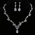 Brillantes Schmuckset mit Halskette und Ohrringen aus Blumen-Strass